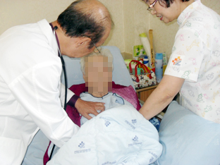 의사와 간호사가 진료하는 모습